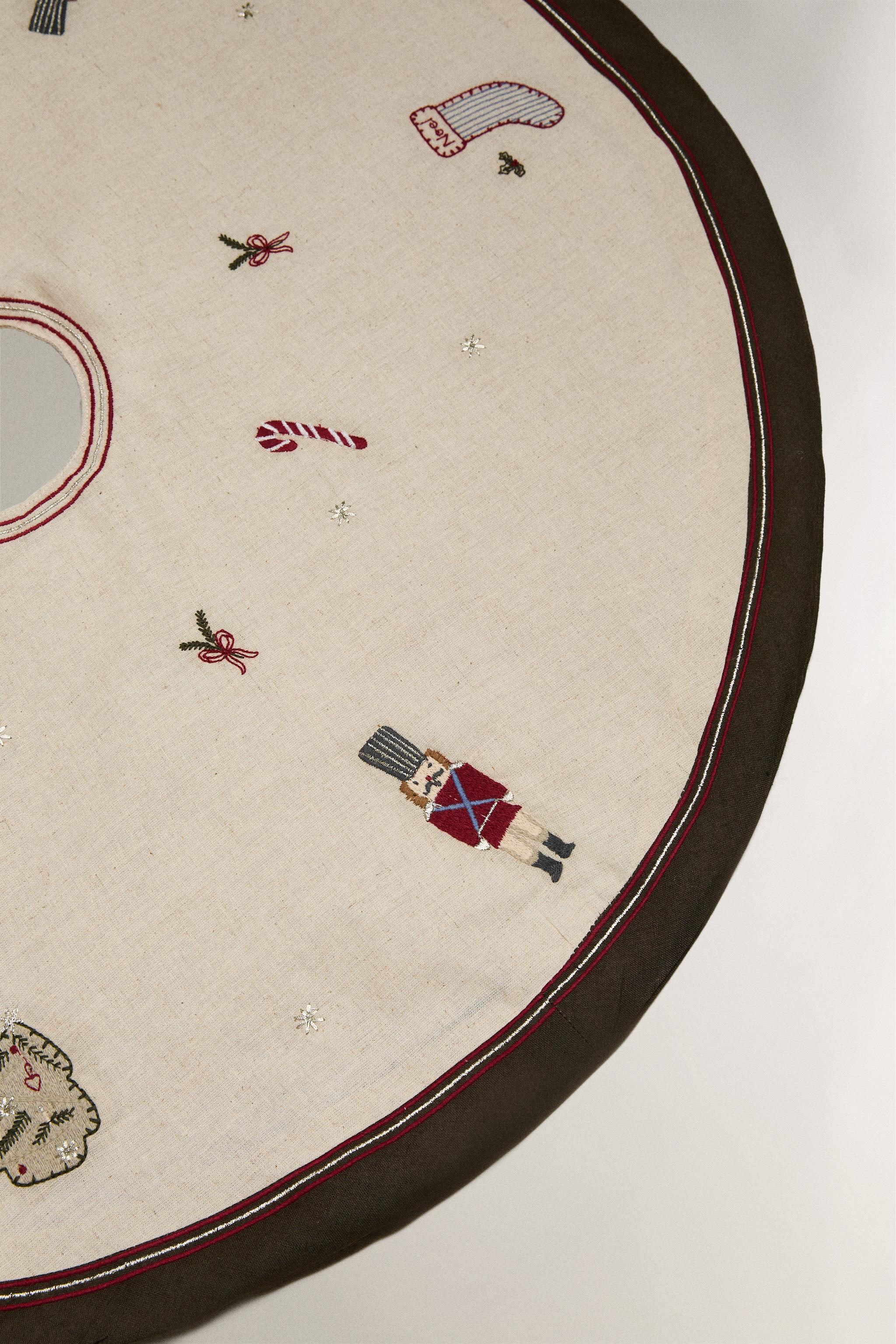 DECORATIVE EMBROIDERED CHRISTMAS TREE SKIRT